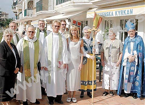 NYTT PRÄSTPAR  Det var stor och högtidlig ceremoni på Svenska kyrkan i Fuengirola 22 oktober, när biskop Lennart Koskinen installerade nye kyrkoherden Magnus Salomonsson och husmor Eva. Närvarande var bland annat katolske prästen Manuel Ángel.